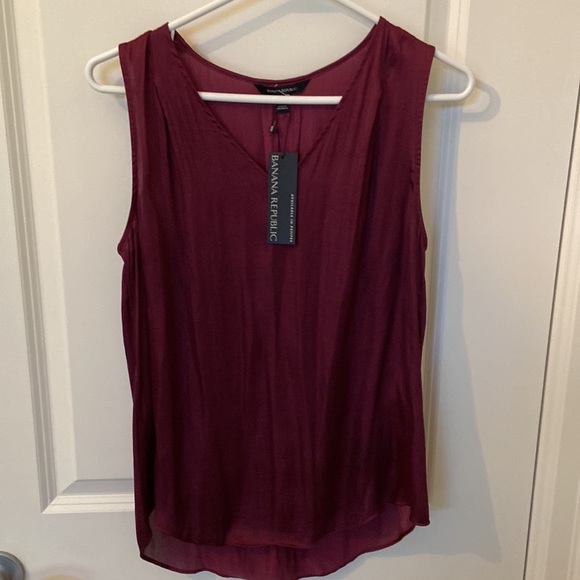 Banana Republic Sleeveless Vneck Inverted Pleat Blouse Wine Colour New with Tags - Picture 6 of 7